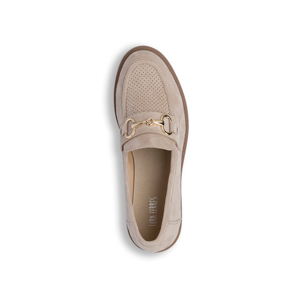Mocassini da donna beige effetto scamosciato con morsetto in metallo Lora Ferres