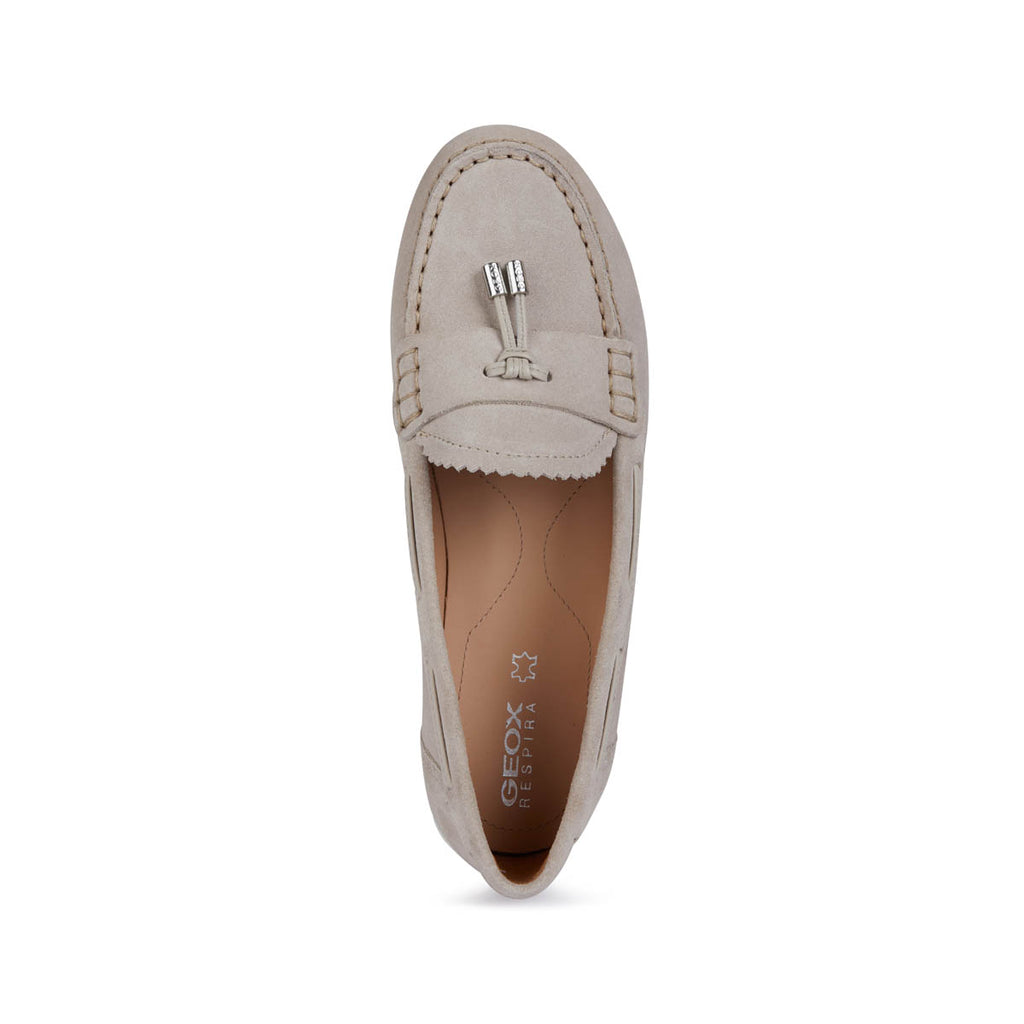 Mocassini taupe da Donna con nappine e suola traspirante Geox