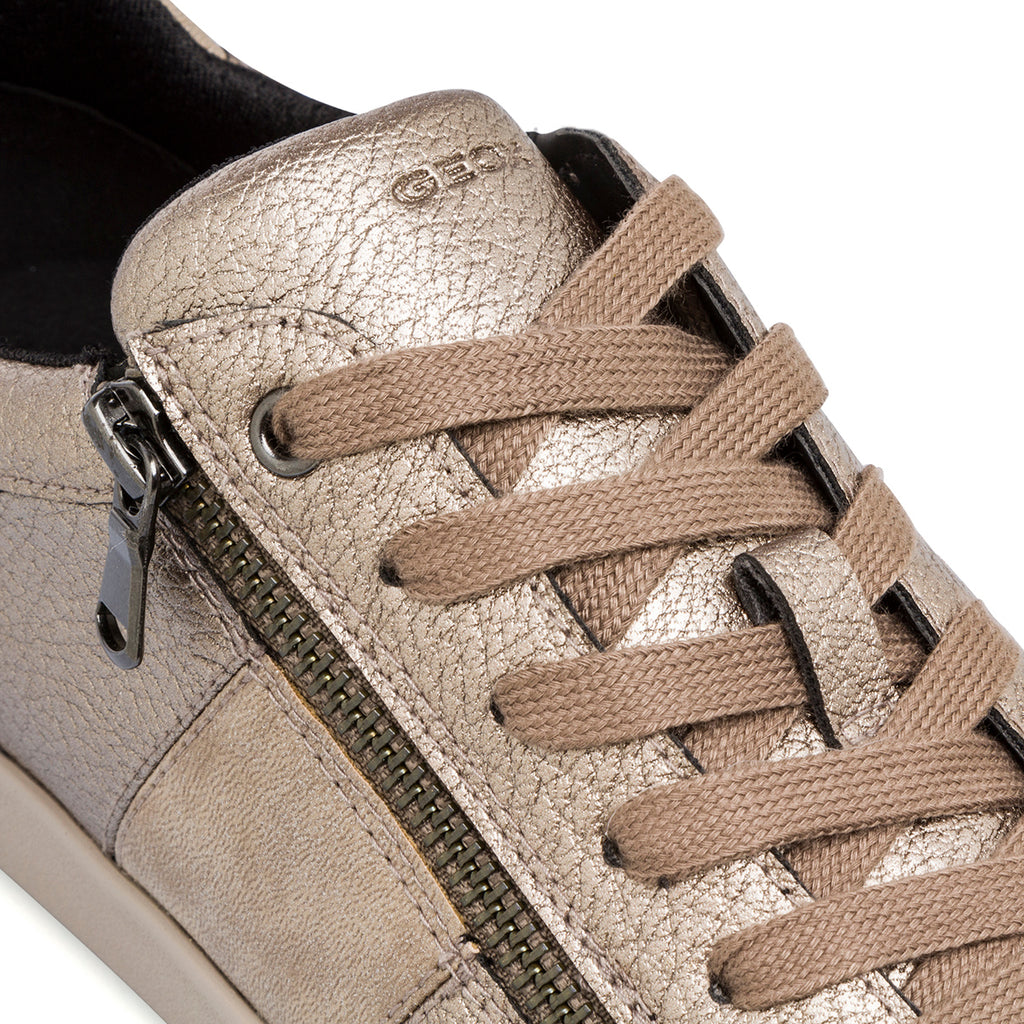 Sneakers traspiranti da donna taupe effetto metallizato in pelle Geox