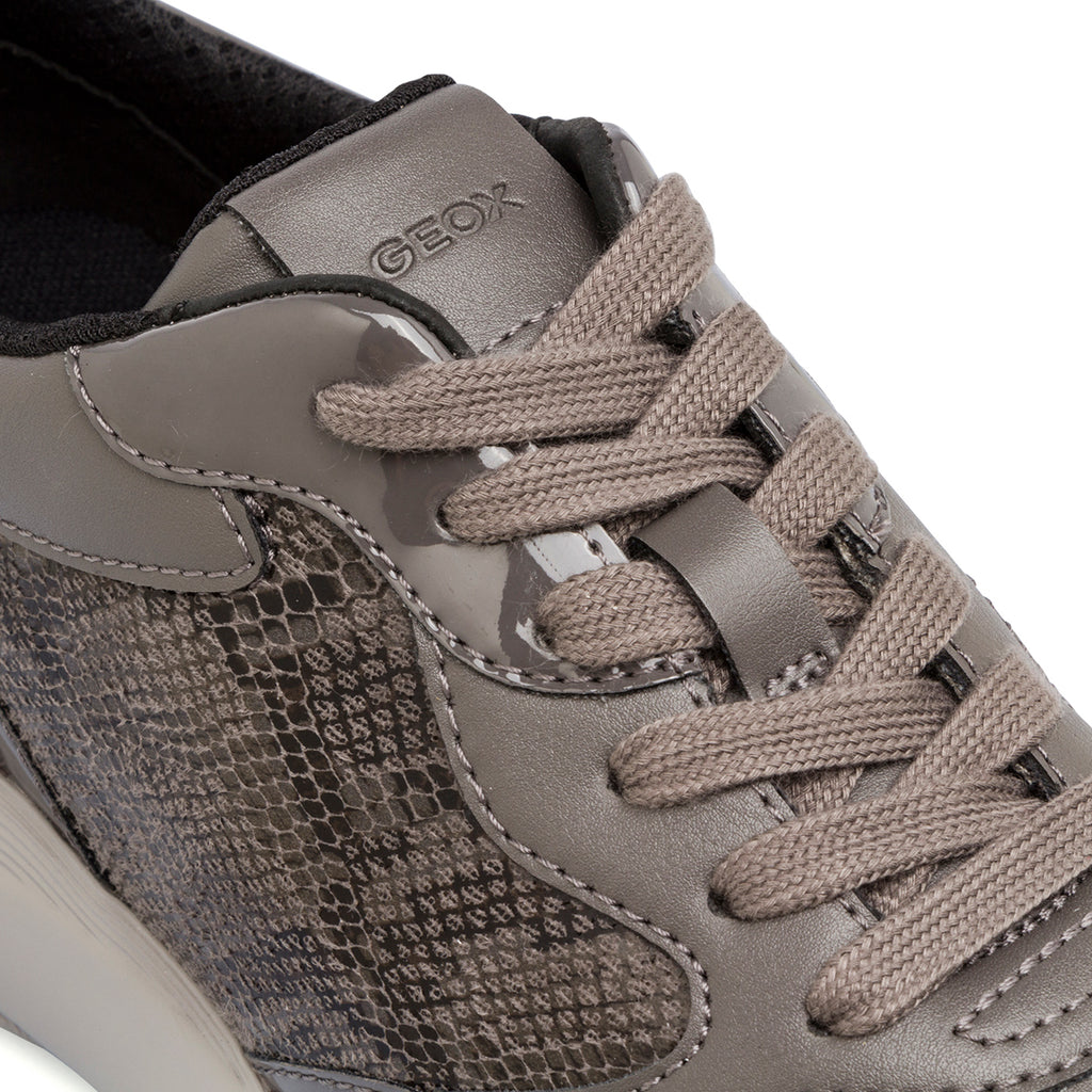 Sneakers traspiranti da donna in pelle grigie Geox