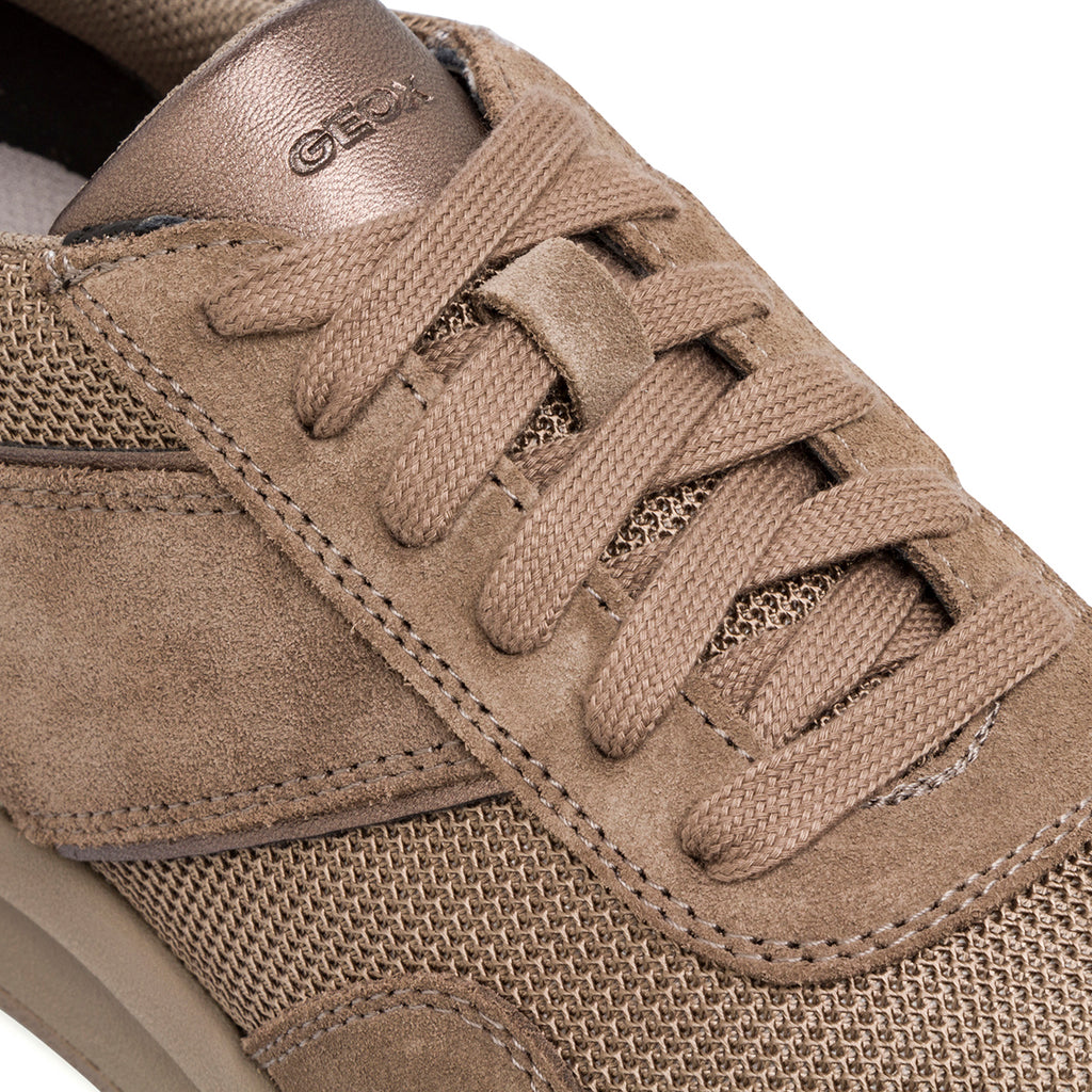 Sneakers traspiranti da donna in pelle taupe Geox
