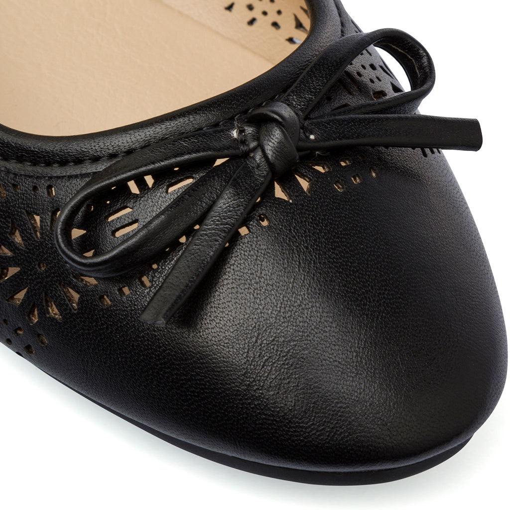 Ballerine nere da Donna con decorazioni traforate nella tomaia Lora Ferres