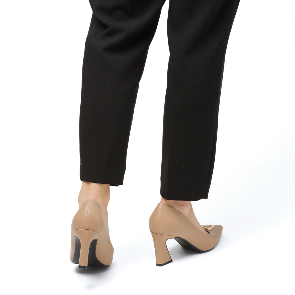 Décolleté beige da donna Lora Ferres con tacco 7,5 cm e fibbia dorata
