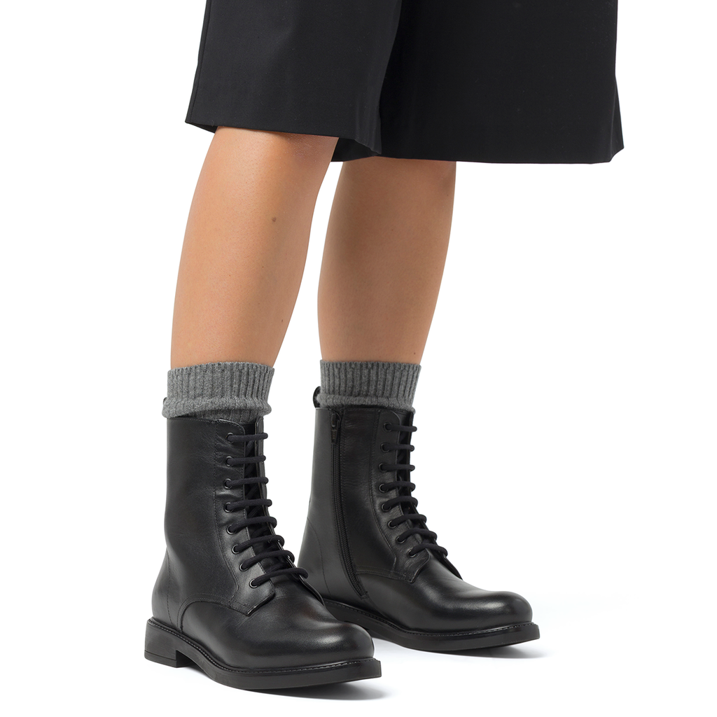 Anfibi neri da Donna in pelle e con zip Primopiano