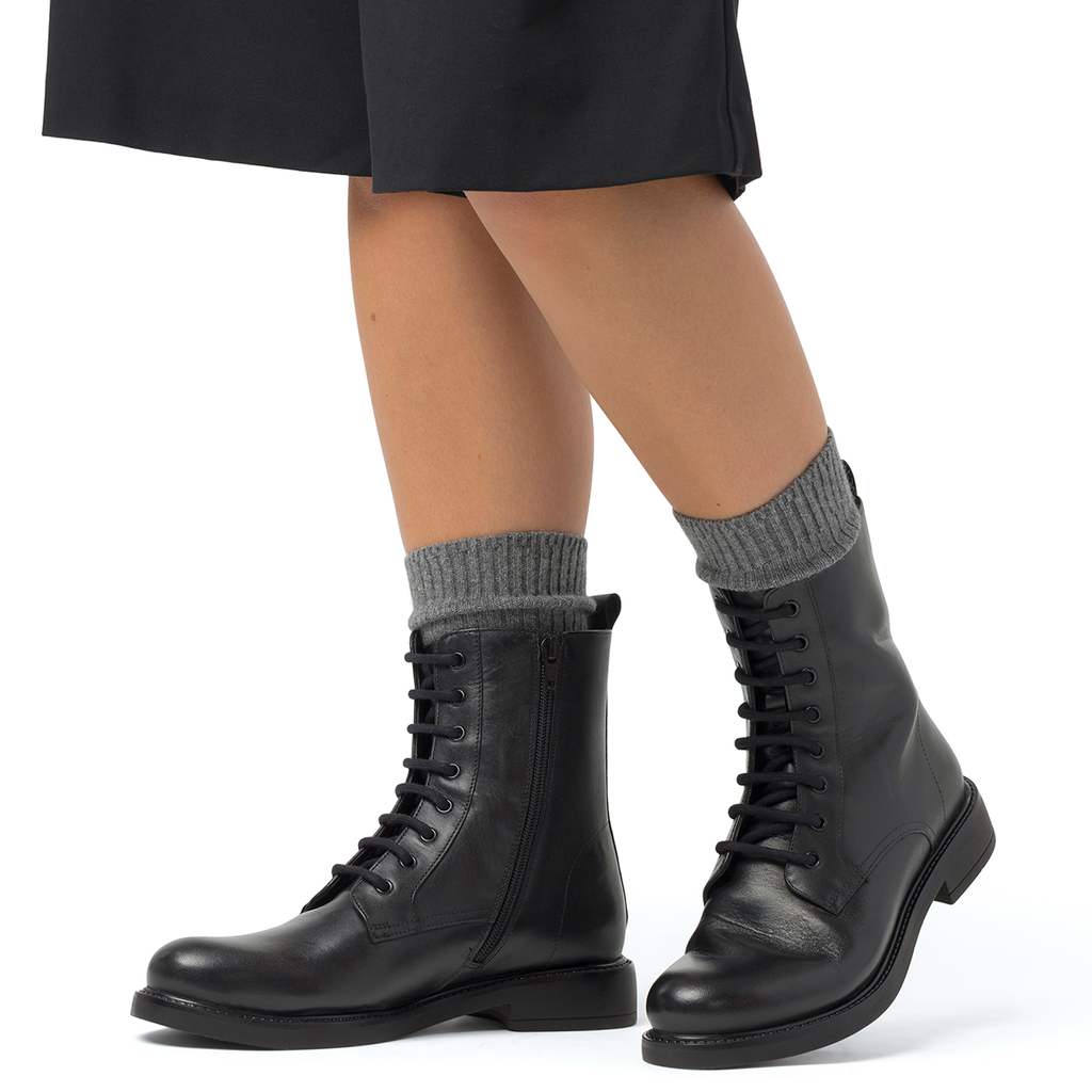 Anfibi neri da Donna in pelle e con zip Primopiano