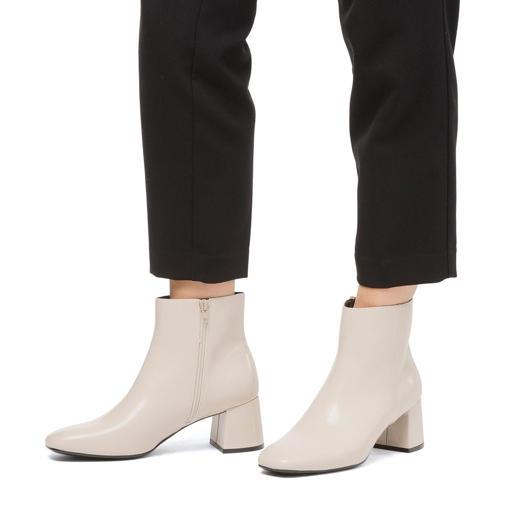 Stivaletti con tacco 6 cm bianco off-white da donna effetto vernice Lora Ferres