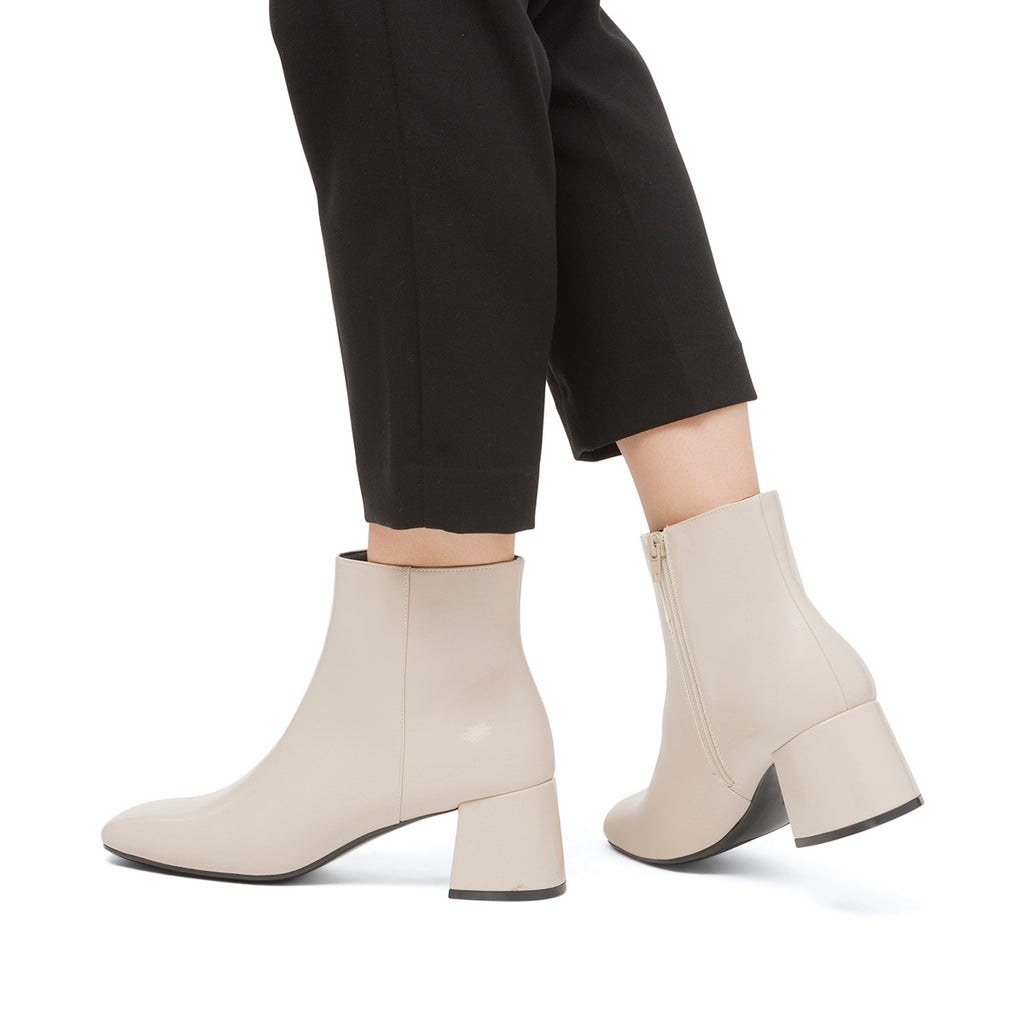 Stivaletti con tacco 6 cm bianco off-white da donna effetto vernice Lora Ferres