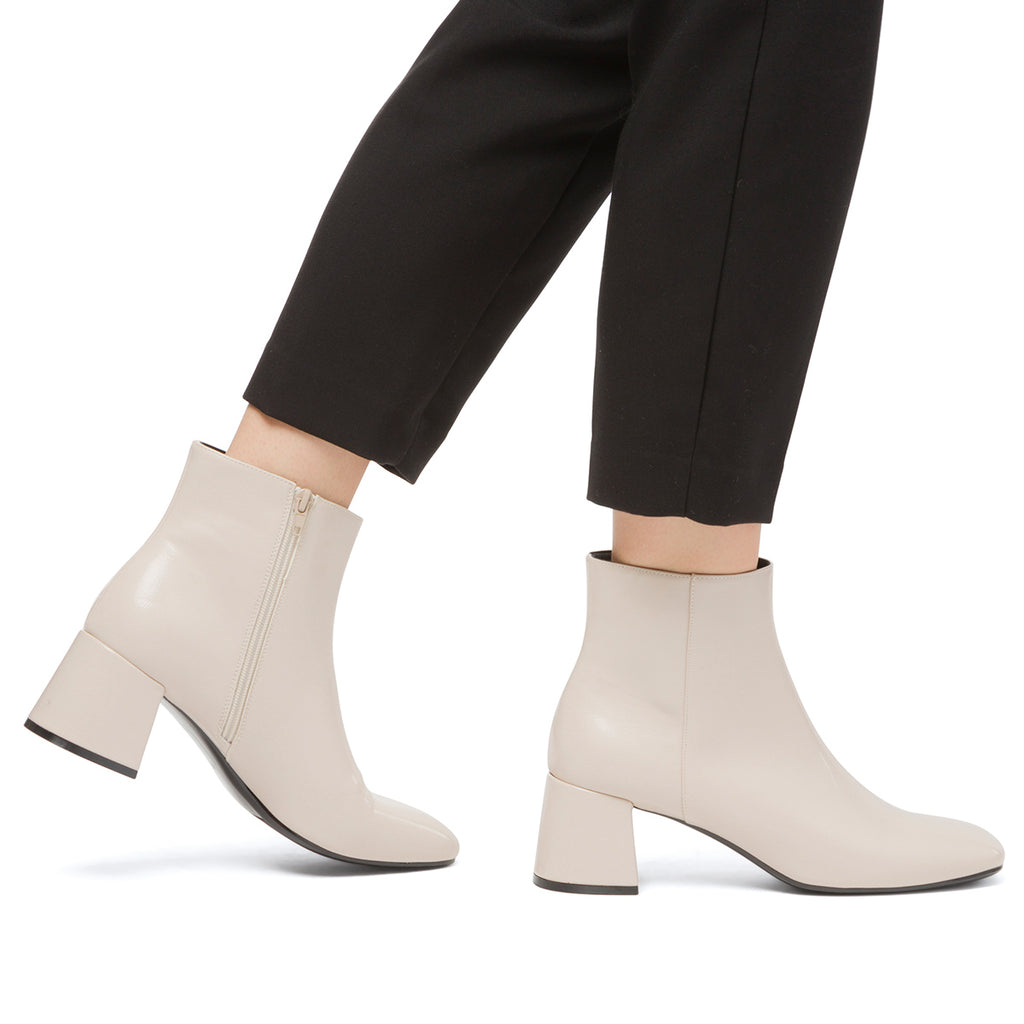 Stivaletti con tacco 6 cm bianco off-white da donna effetto vernice Lora Ferres