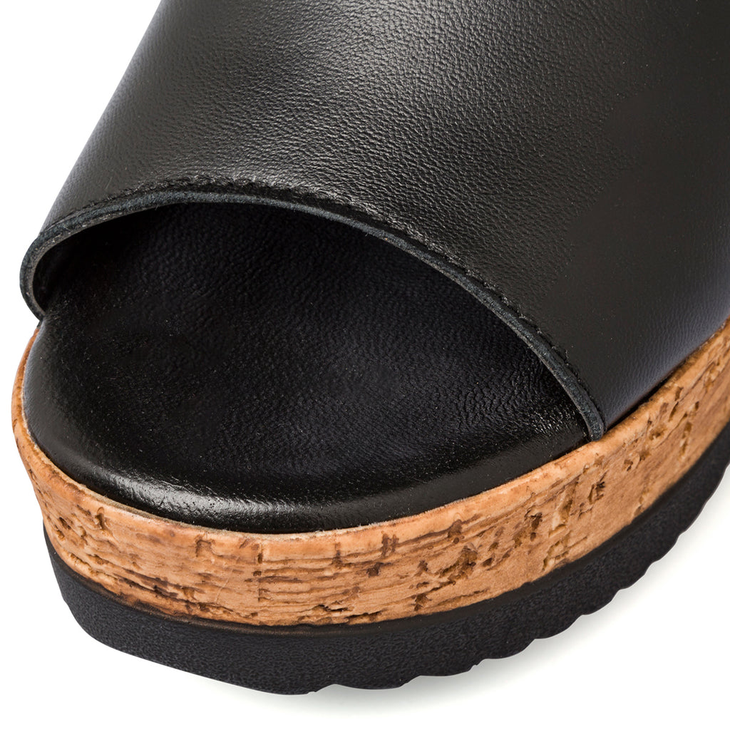 Ciabatte nere  in pelle da donna con zeppa 7 cm Primo Piano