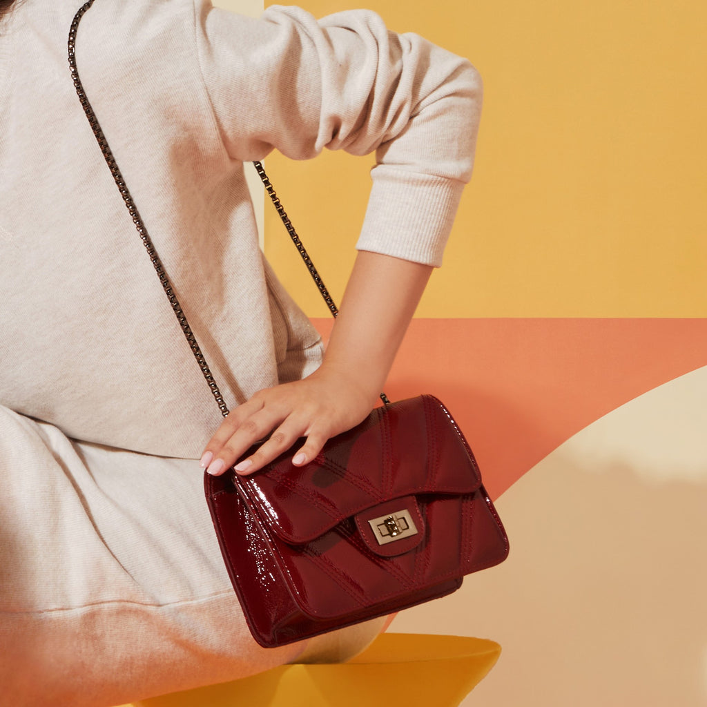 Borsa a tracolla bordeaux effetto vernice da donna Lora Ferres