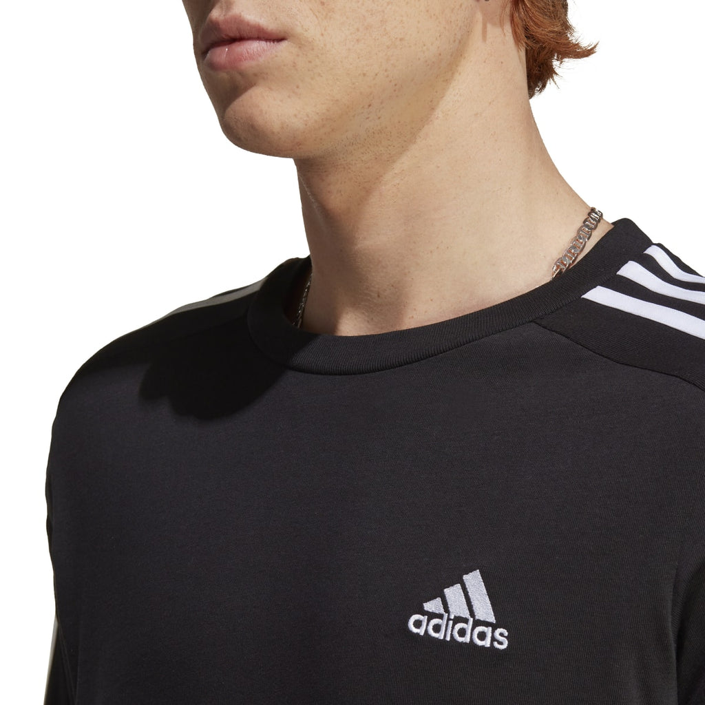 T-shirt nera da uomo con logo sul petto adidas Essentials 3-Stripes