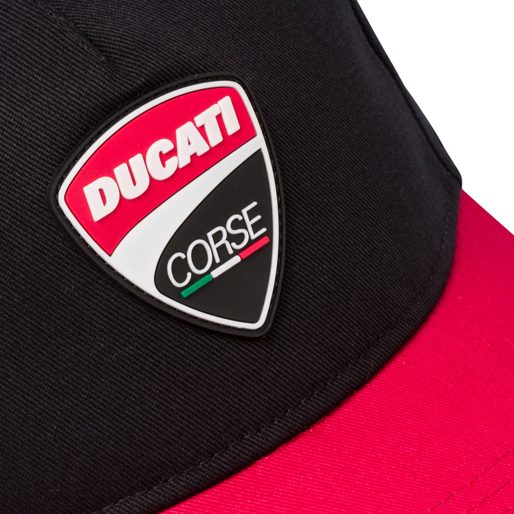 Cappellino da baseball nero con visiera rossa e logo Ducati Corse