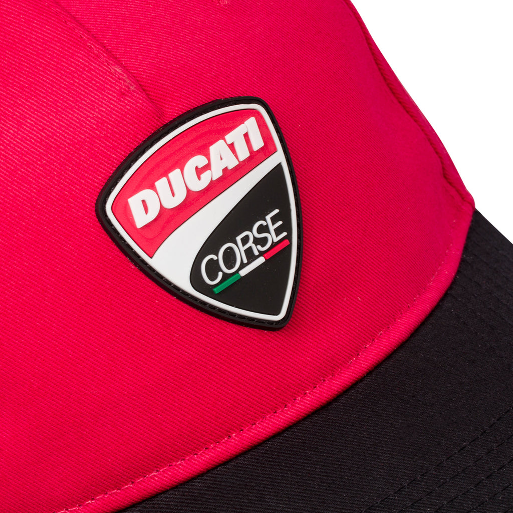 Cappellino da baseball rosso con visiera nera e logo Ducati Corse