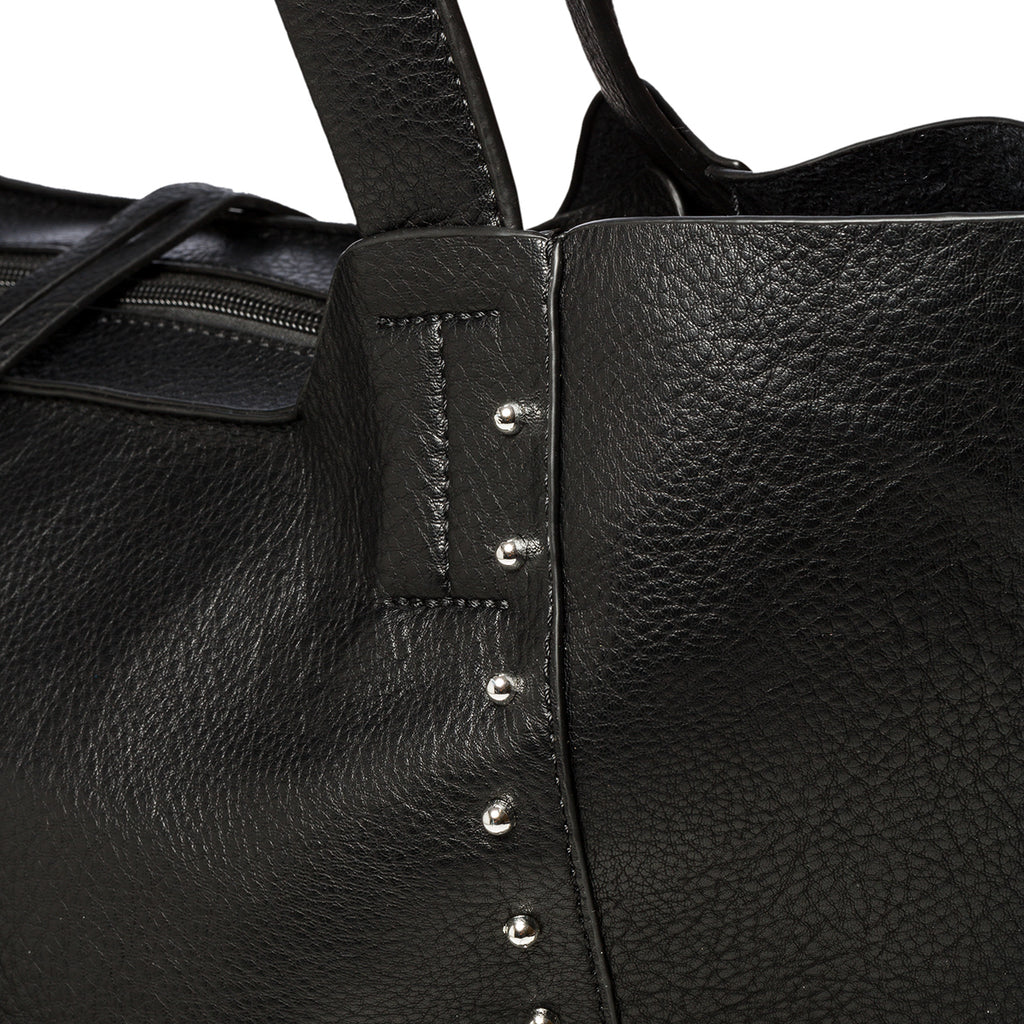 Borsa a spalla nera con piccole borchie argento Le Najadi