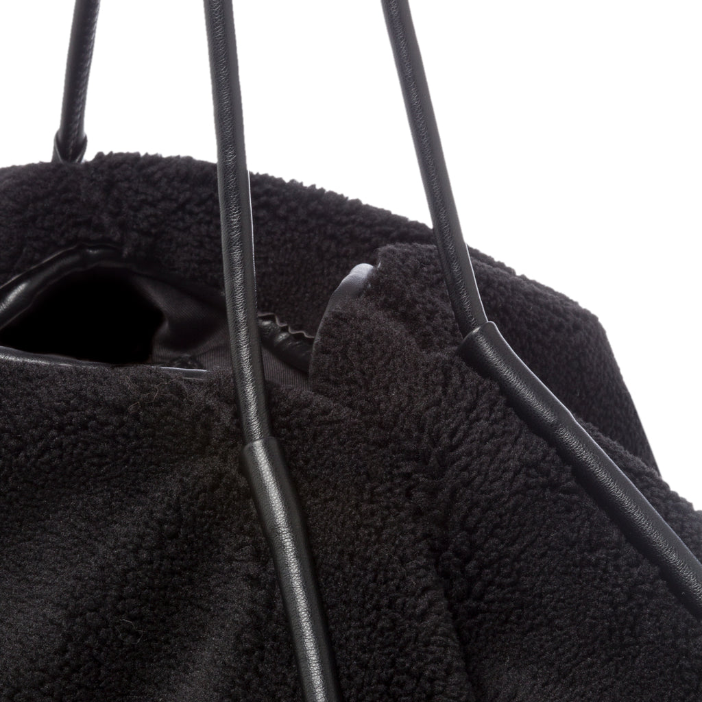 Borsa a spalla nera effetto pelliccia Lora Ferres