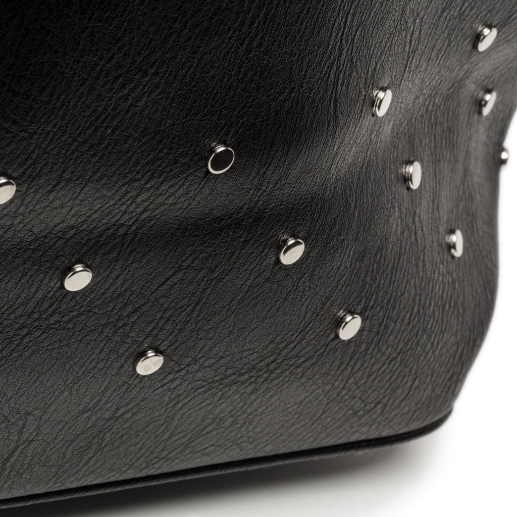 Borsa a spalla nera con piccole borchie Lora Ferres