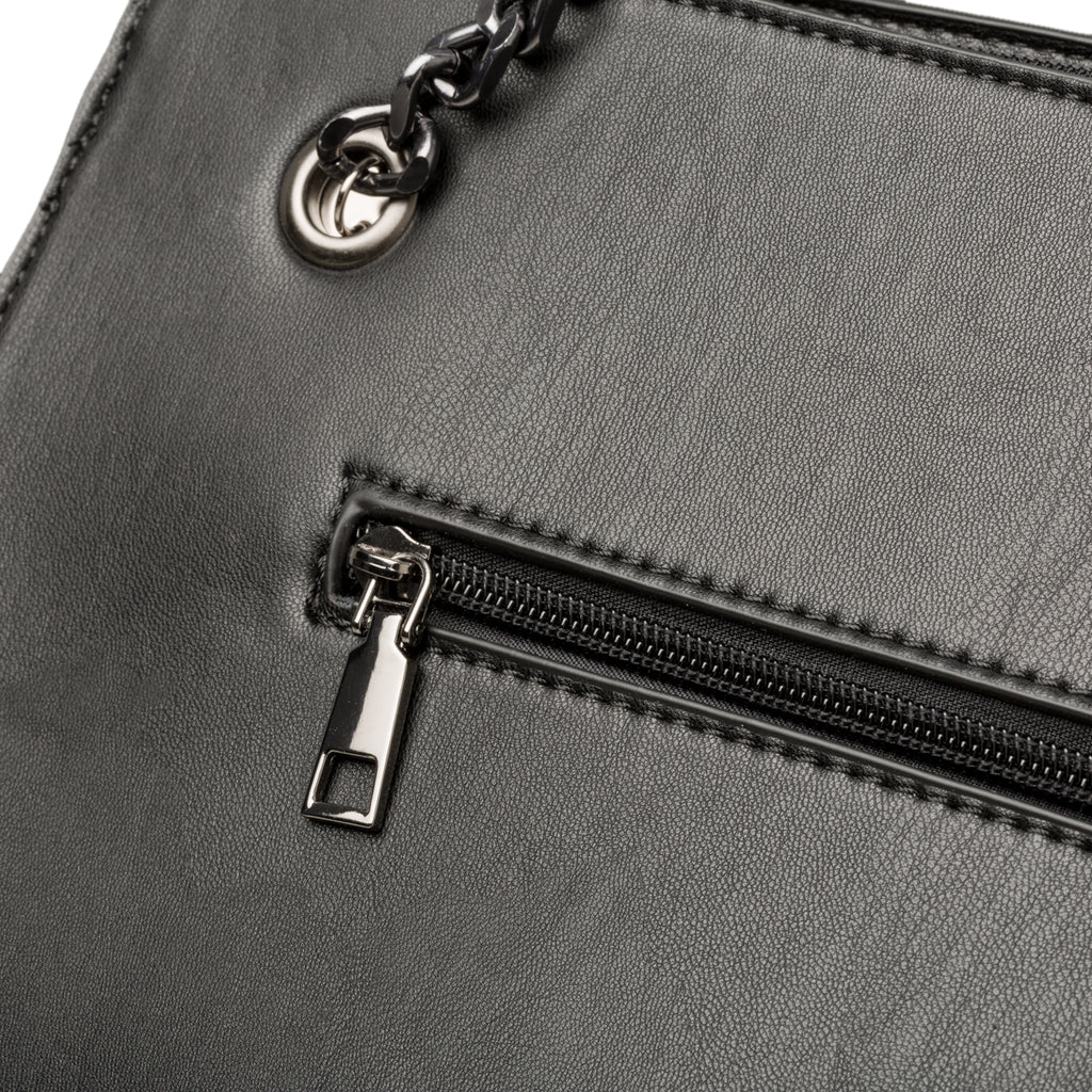 Borsa a spalla nera effetto trapuntato con borchie a piramide Lora Ferres