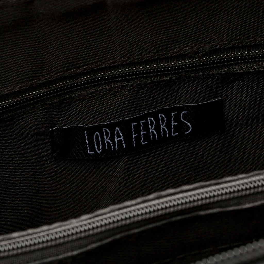 Borsa a spalla nera effetto trapuntato con borchie a piramide Lora Ferres