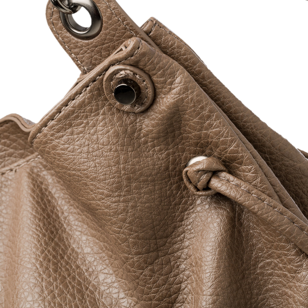 Borsa a spalla marrone con manico arricciato Lora Ferres