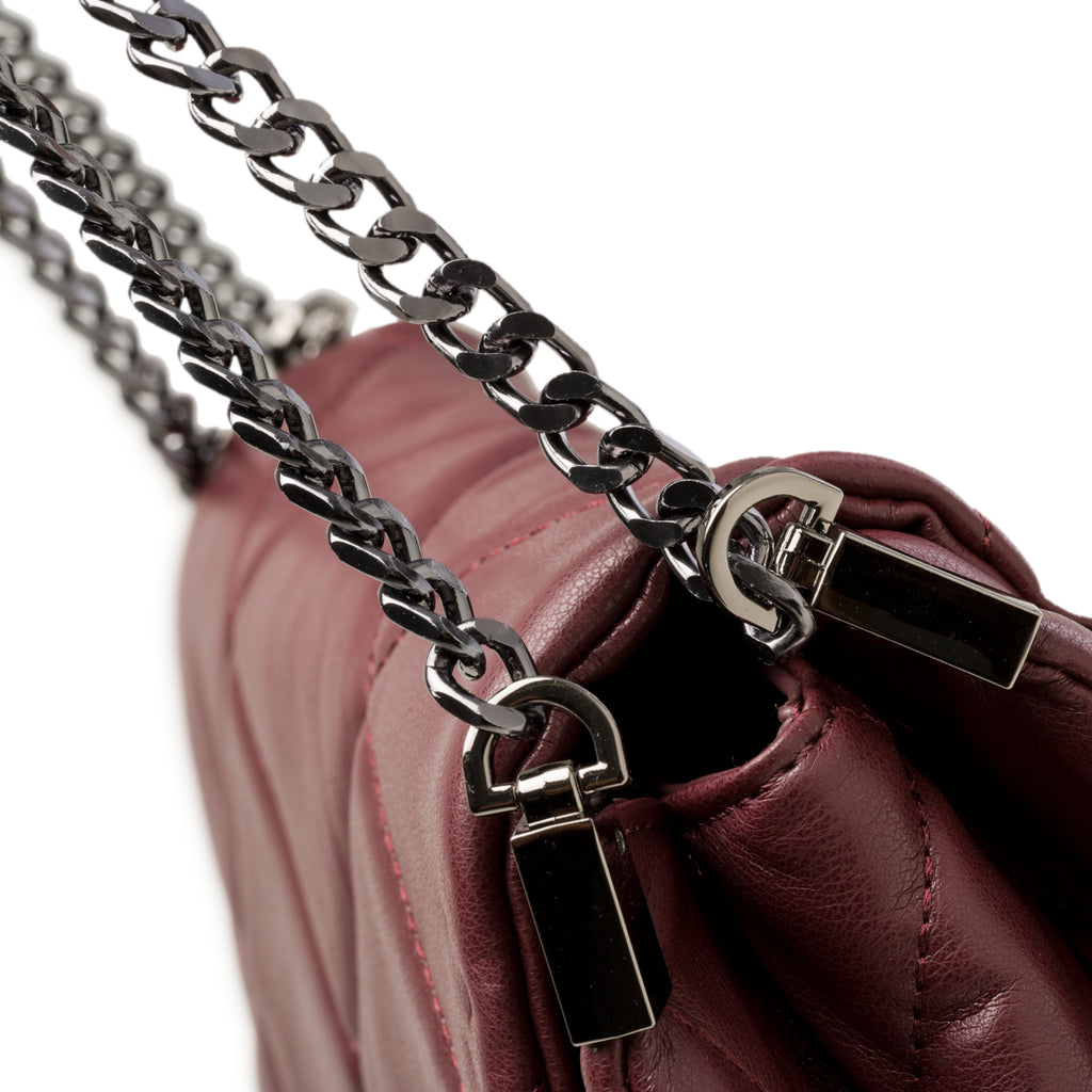 Borsa a spalla bordeaux effetto trapuntato Lora Ferres