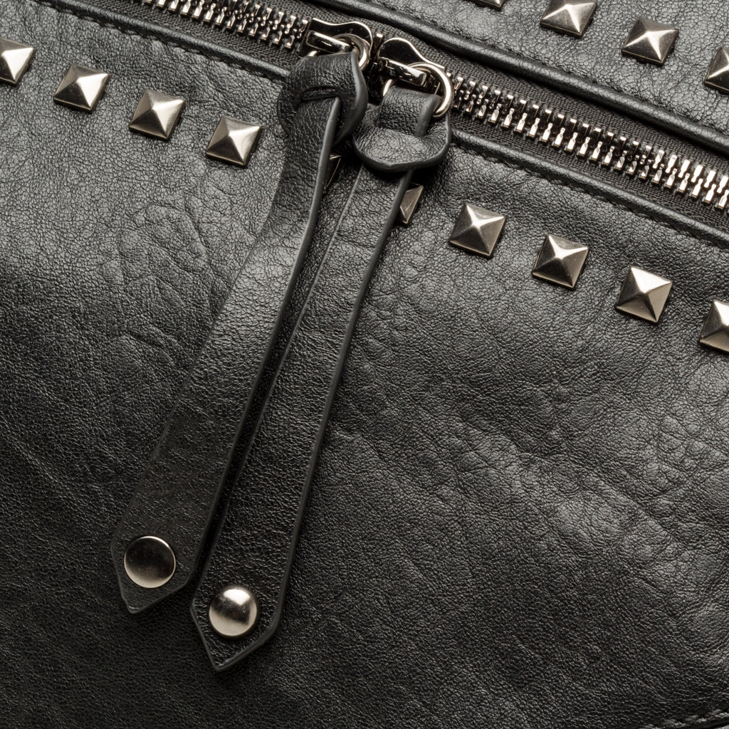 Borsa a spalla nera con borchie a piramide Lora Ferres