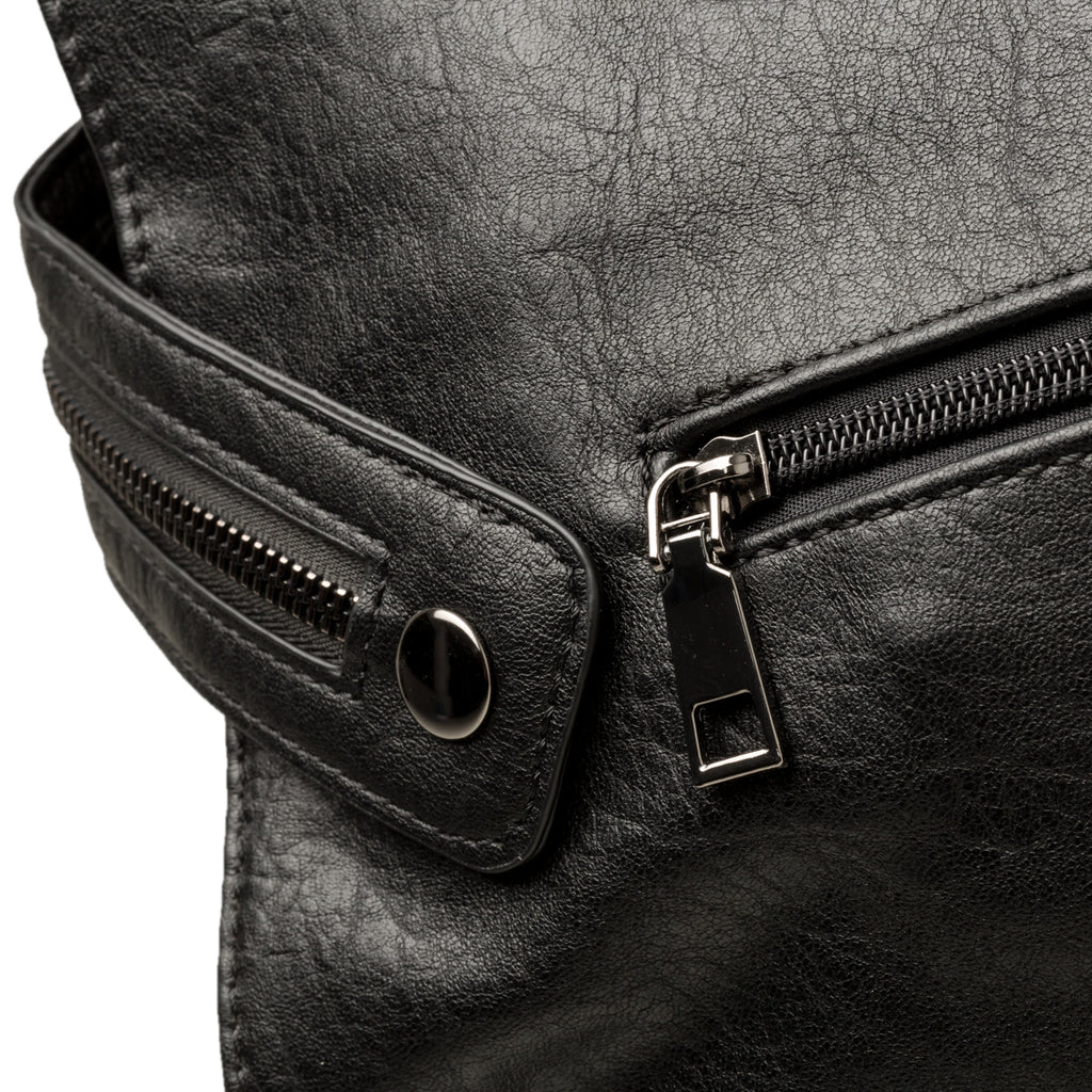 Borsa a spalla nera con borchie a piramide Lora Ferres