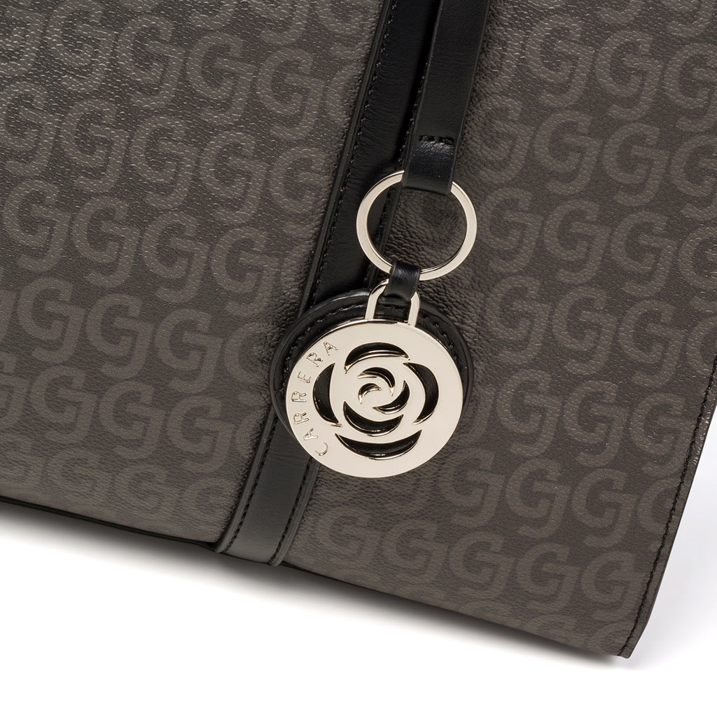 Borsa a spalla nera da donna con monogramma e pendaglio Carrera Jeans Audrey