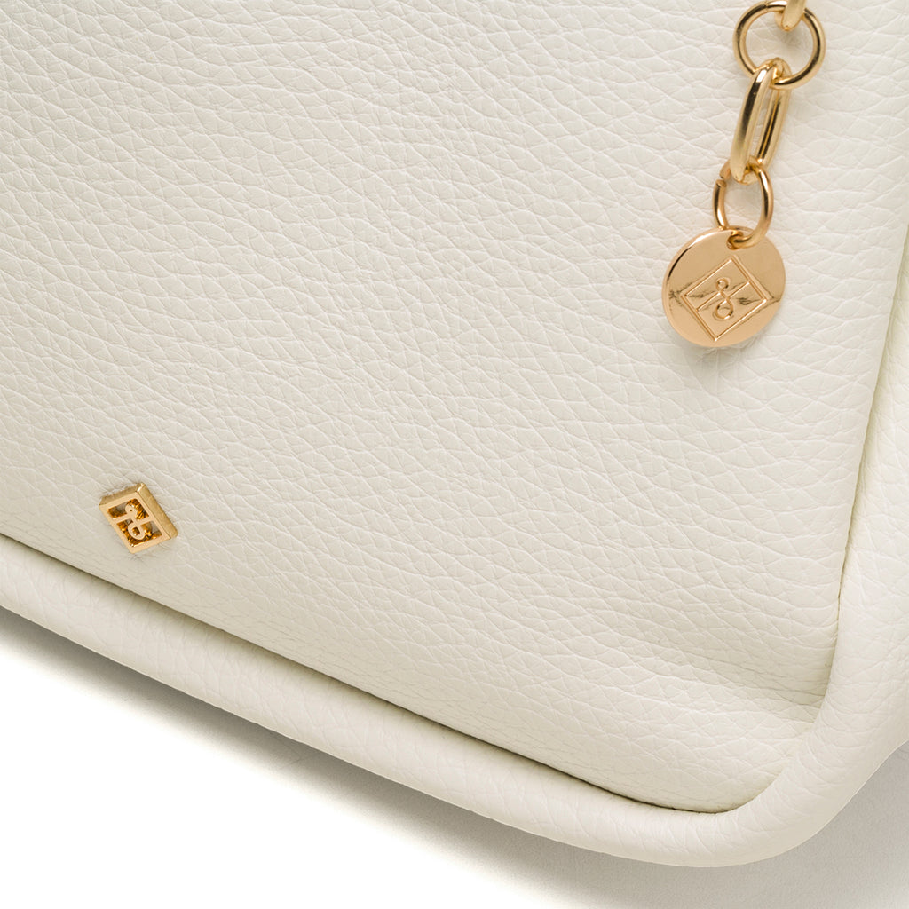 Borsa a spalla bianca in "pelle vegana" effetto martellato Call It Spring Vannna