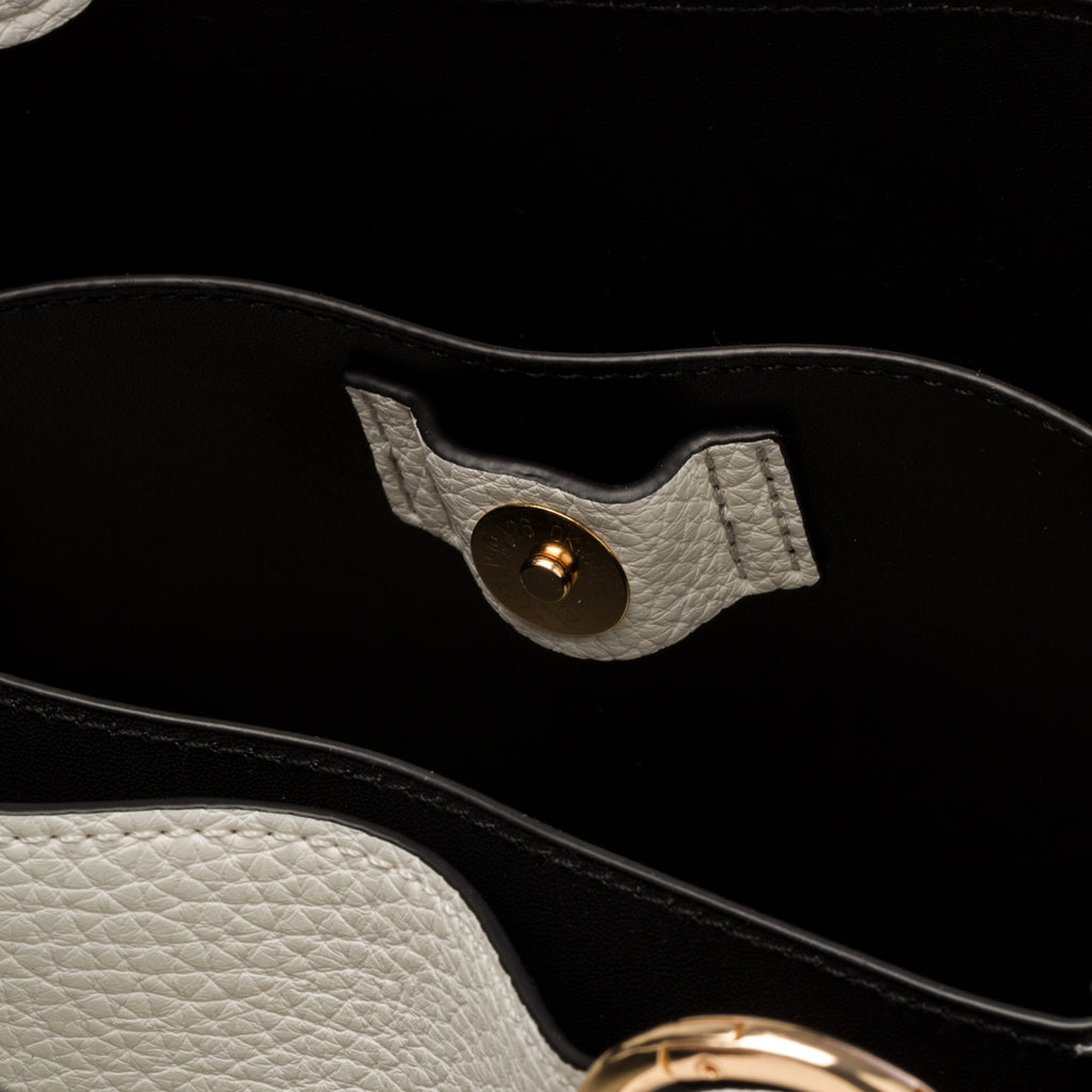 Borsa a spalla bianca in "pelle vegana" effetto martellato Call It Spring Vannna