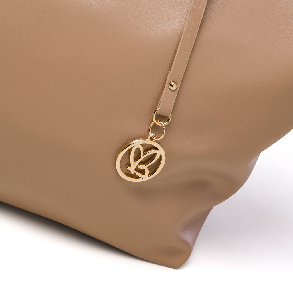 Borsa a spalla beige da donna con pendaglio Lora Ferres