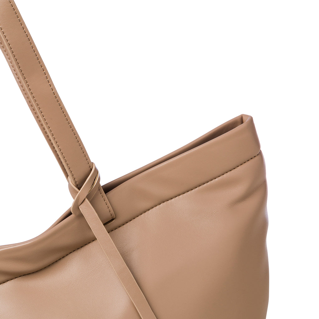 Borsa a spalla beige da donna con pendaglio Lora Ferres