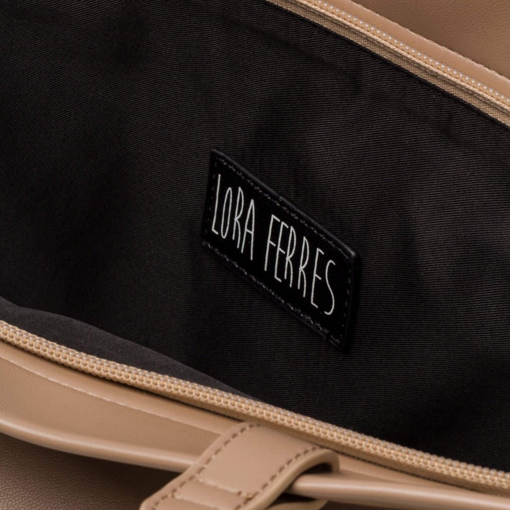 Borsa a spalla beige da donna con pendaglio Lora Ferres