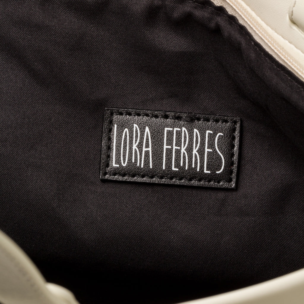 Borsa a spalla off-white da donna con pendaglio Lora Ferres
