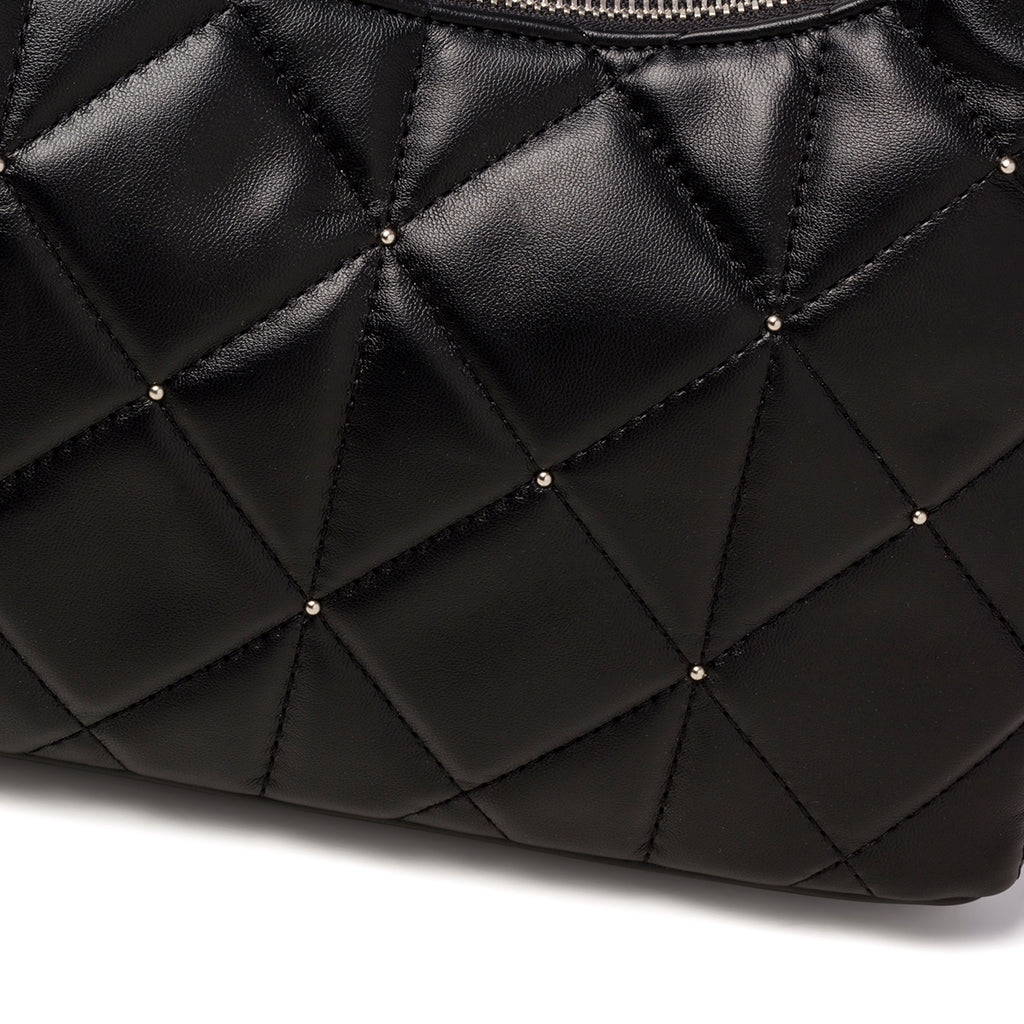 Borsa a spalla nera trapuntata da donna con piccole borchie Lora Ferres