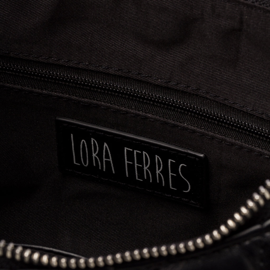 Borsa a spalla nera trapuntata da donna con piccole borchie Lora Ferres