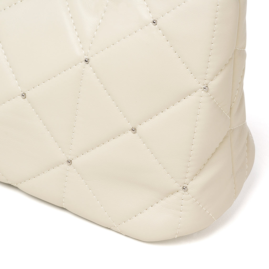 Borsa a spalla off-white trapuntata da donna con piccole borchie Lora Ferres