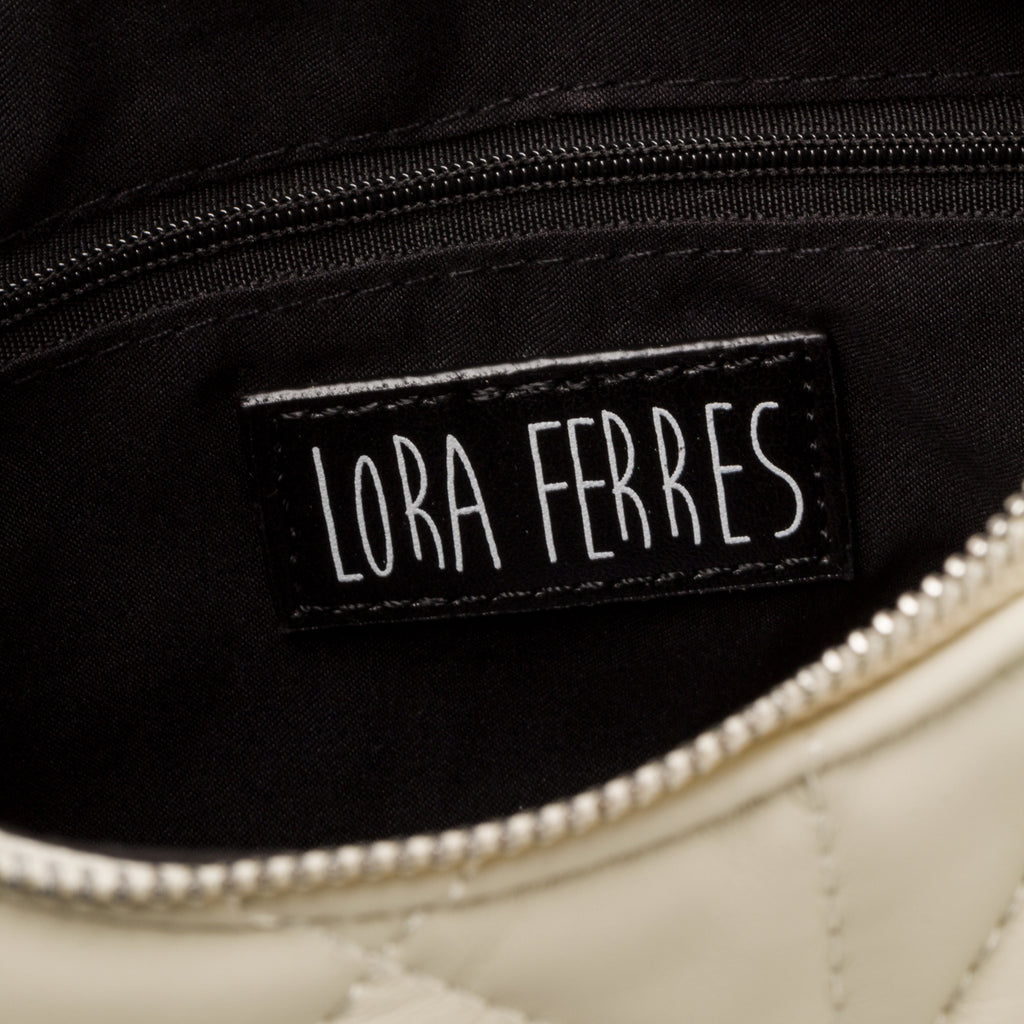 Borsa a spalla off-white trapuntata da donna con piccole borchie Lora Ferres