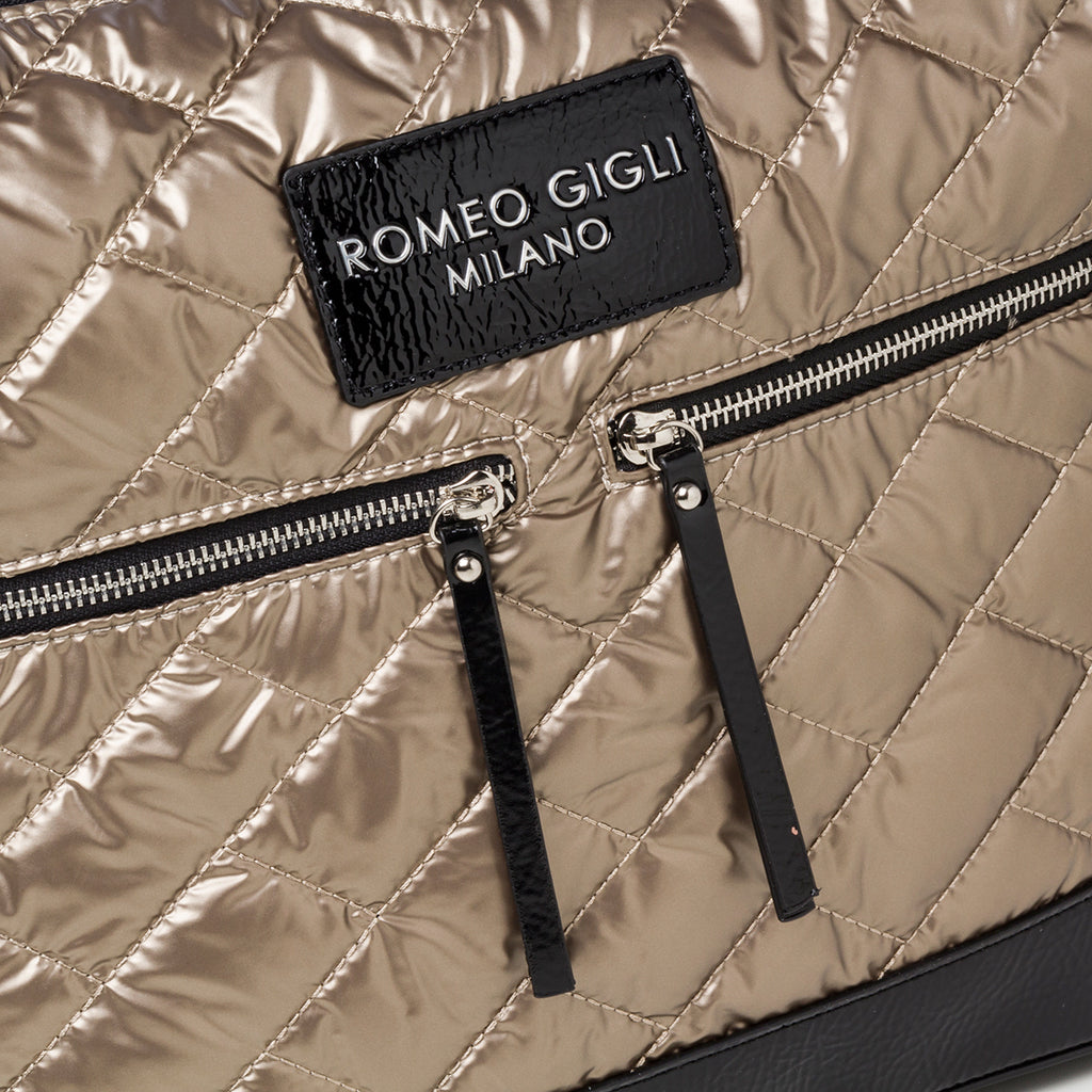 Borsa a spalla oro trapuntata da donna Romeo Gigli Milano Reagan