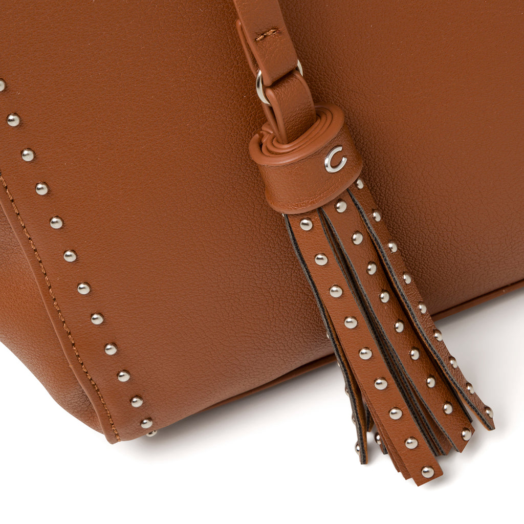 Borsa a spalla marrone da donna con borchiette Carriera Allie