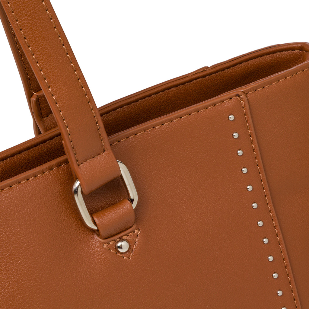 Borsa a spalla marrone da donna con borchiette Carriera Allie