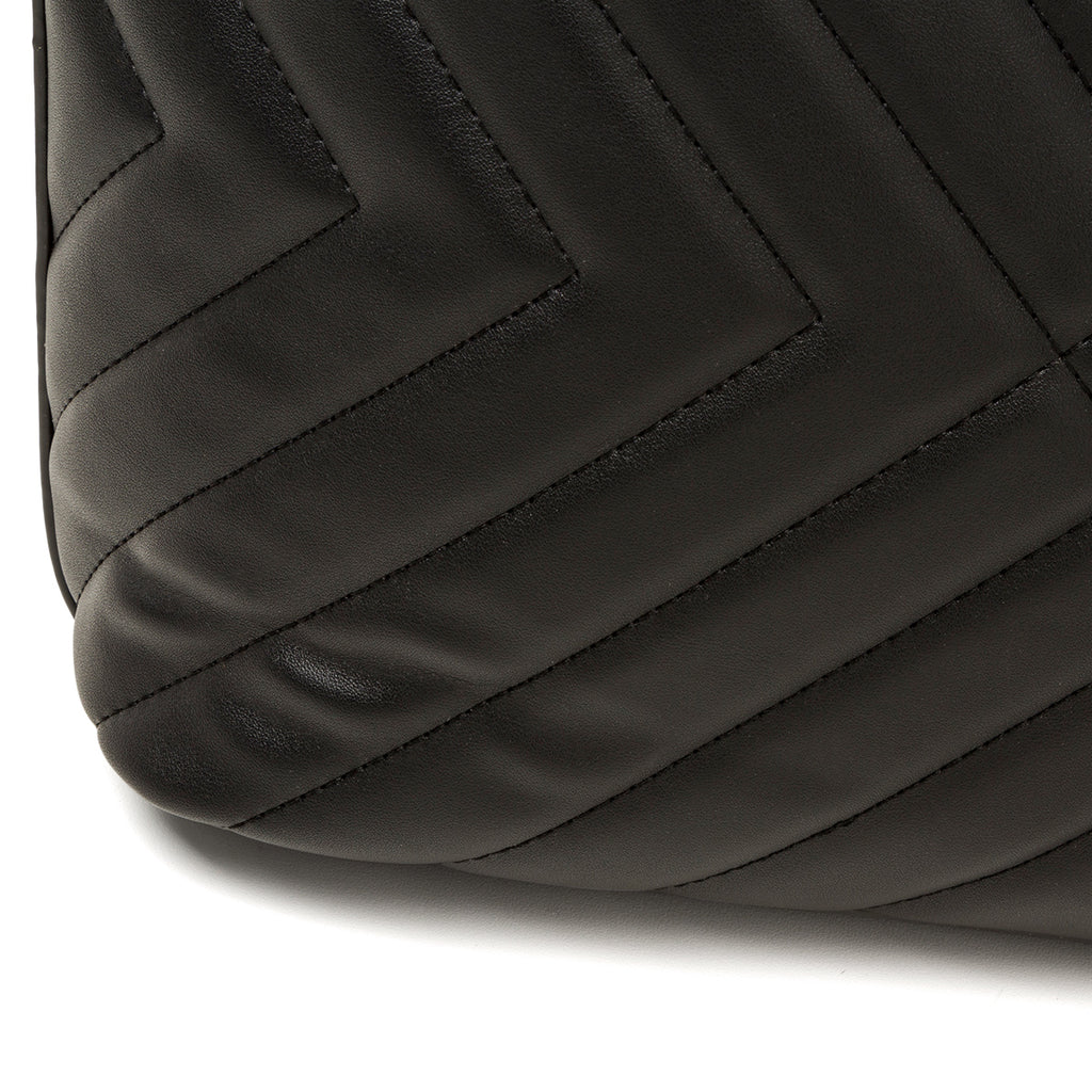 Borsa a spalla nera trapuntata da donna Lora Ferres