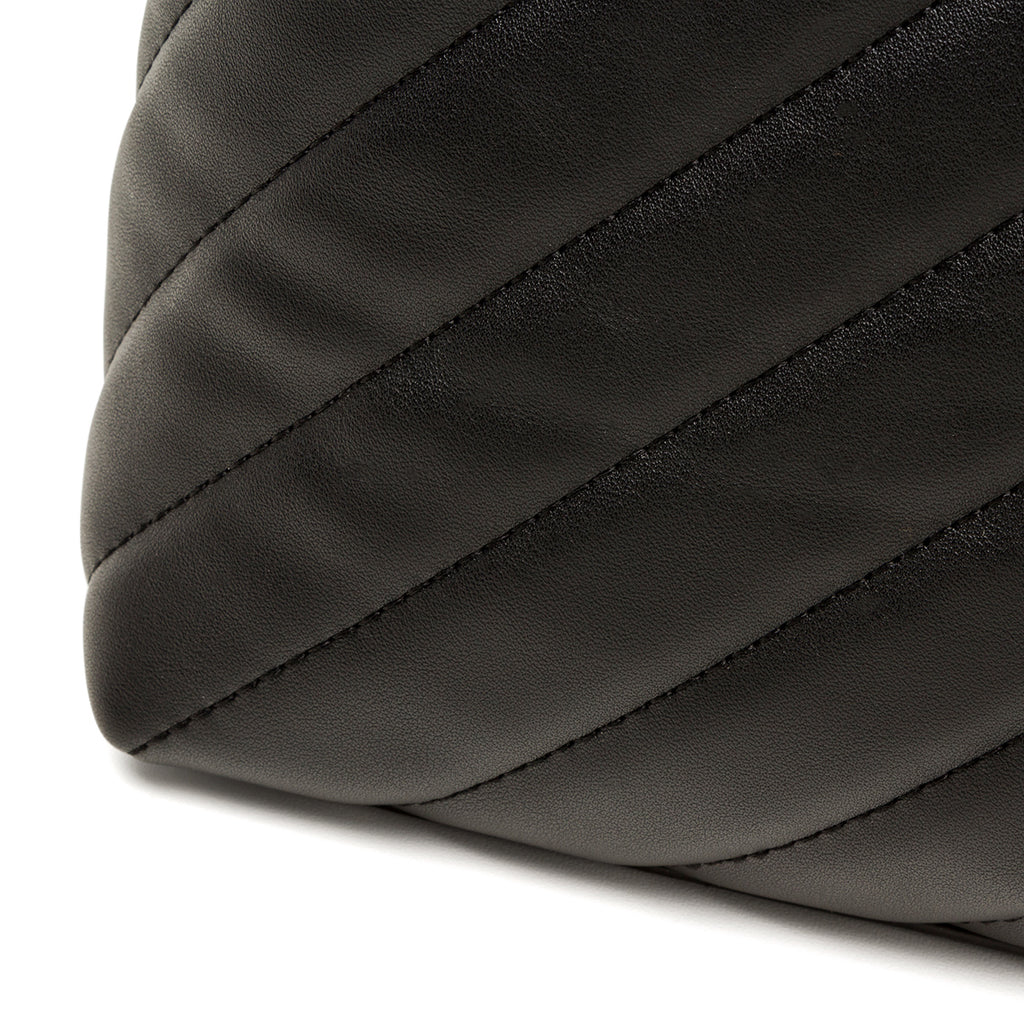 Borsa a spalla nera trapuntata da donna Lora Ferres