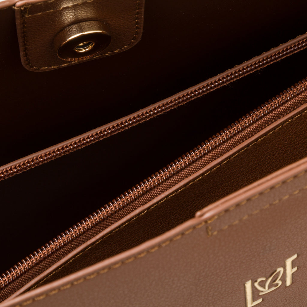 Borsa a spalla da donna marrone con manici a catena Lora Ferres