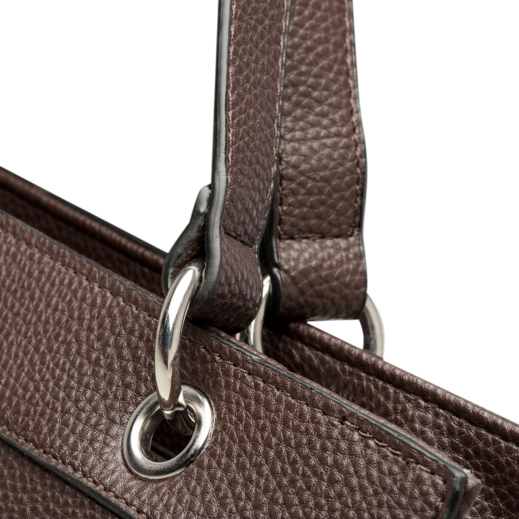 Borsa a mano marrone in similpelle martellata Lora Ferres