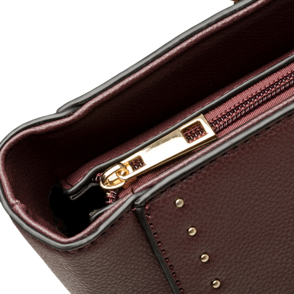 Borsa a spalla bordeaux con piccole borchie Lora Ferres