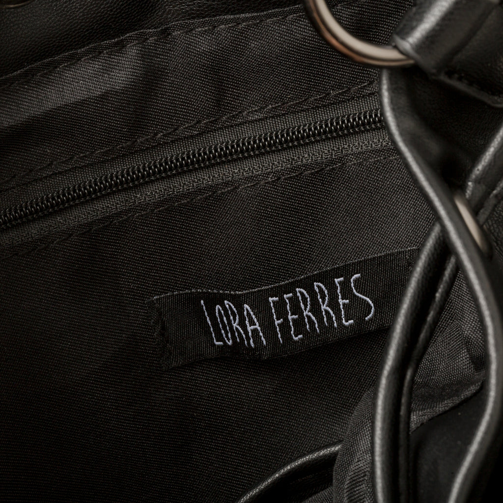 Borsa a secchiello nera con borchiette Lora Ferres