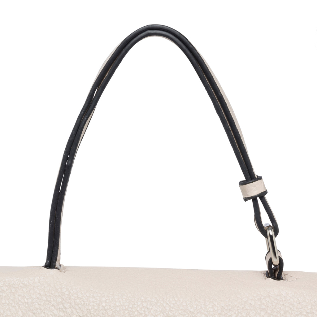 Borsa a mano beige effetto martellato con borchie piatte Lora Ferres