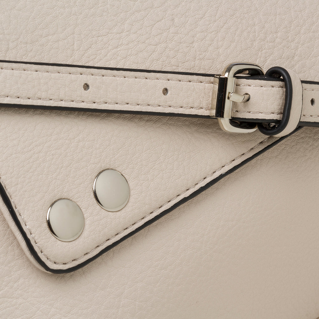 Borsa a mano beige effetto martellato con borchie piatte Lora Ferres