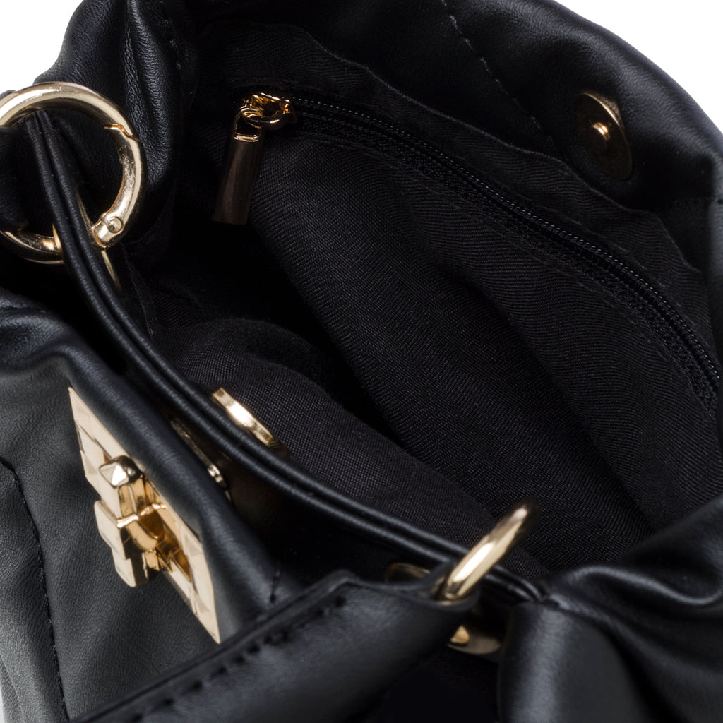 Borsa a mano nera effetto trapuntato con borchie piramidali Lora Ferres