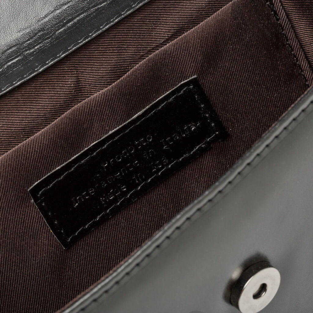 Borsa a tracolla nera con applicazione di borchie Lora Ferres